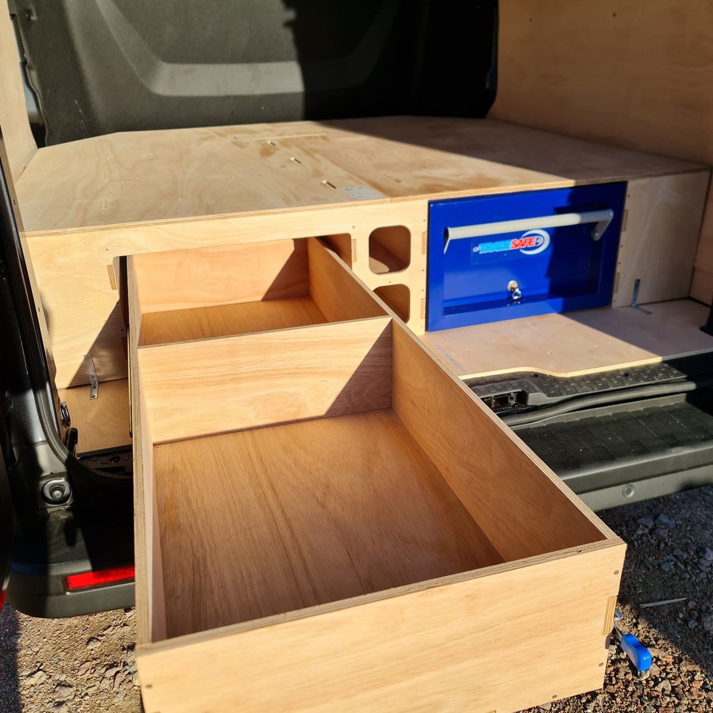 Renault Trafic Crew Cab Extra LWB Racking Set 1