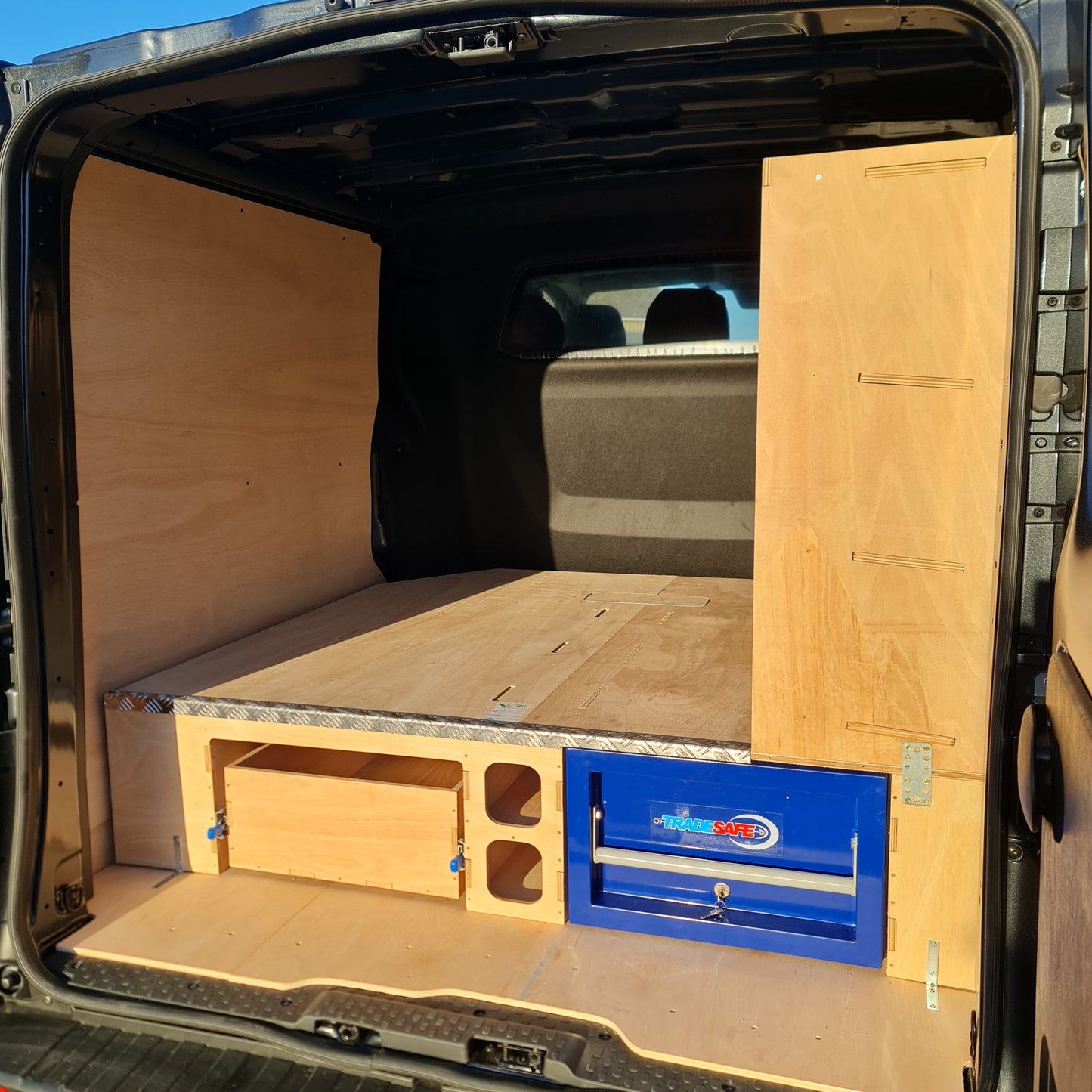 Renault Trafic Crew Cab Extra LWB Racking Set 1