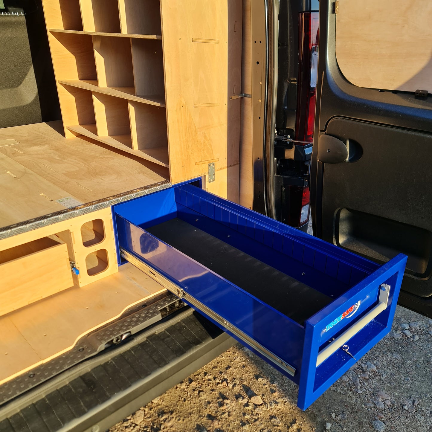 Renault Trafic Crew Cab Extra LWB Racking Set 1