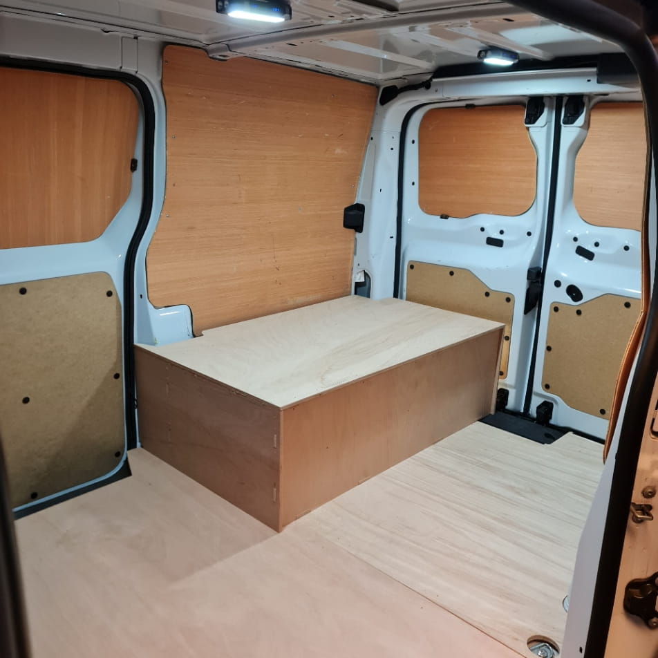 Overview of the raised false floor installed in Citroën Dispatch MWB