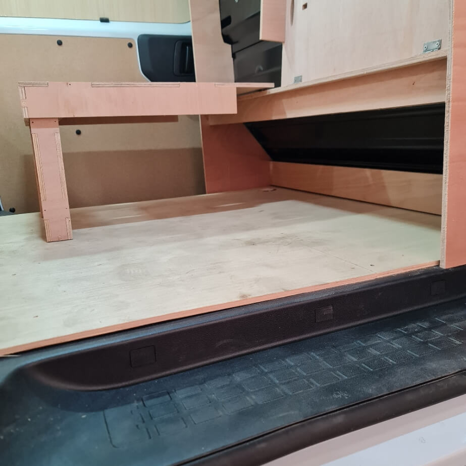 Easy Lock system for van shelf – tool-free locking tab in engaged position