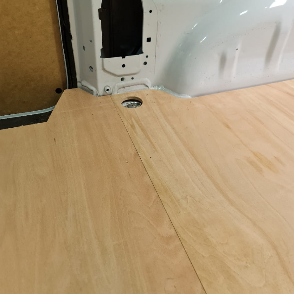 Ply floor with a white wall and black object in the corner in Citroen Dispatch 